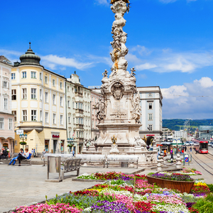 Dreifaltigkeitssäule auf dem Hauptplatz von Linz in Österreich